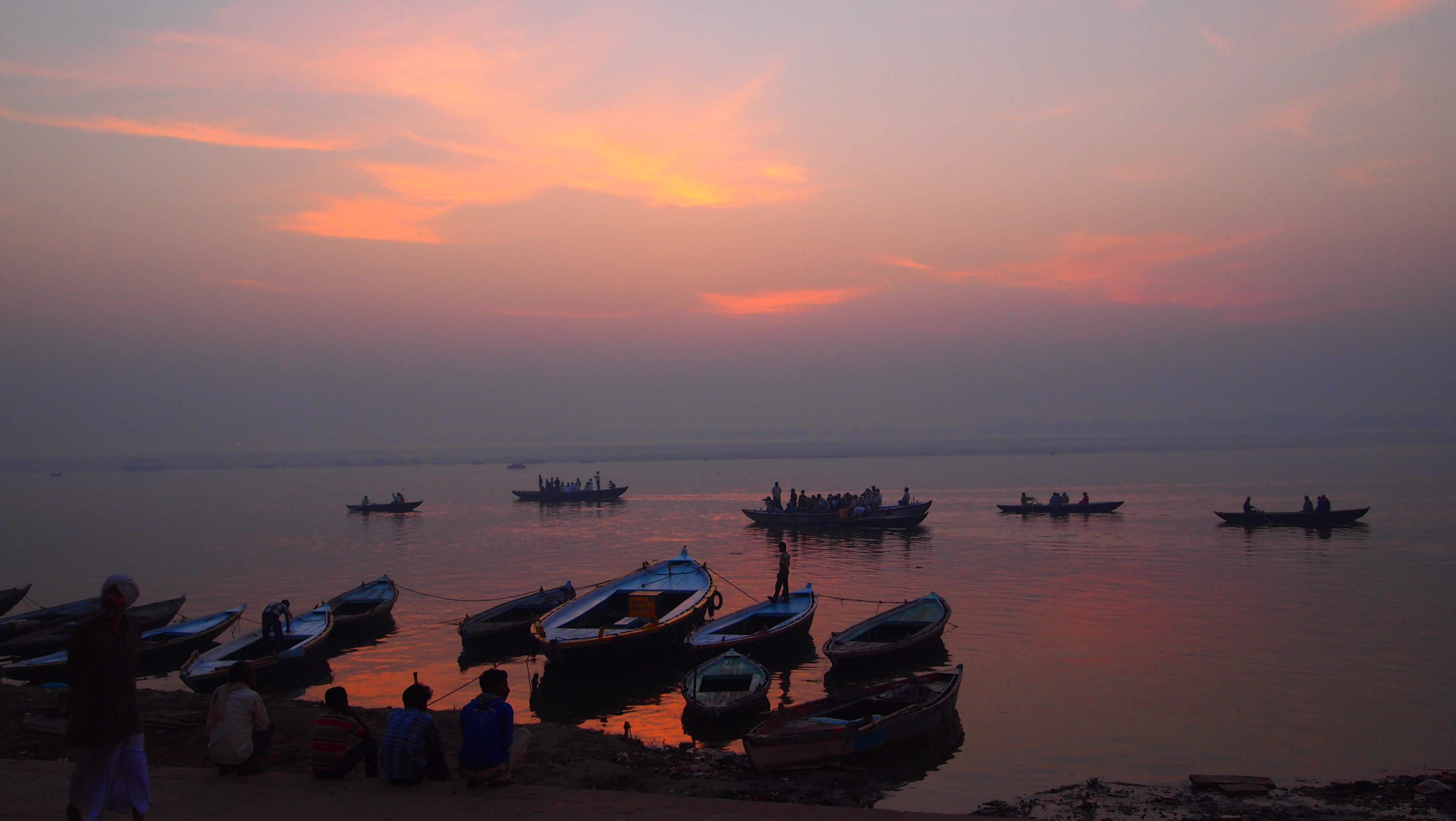 이른 새벽, 갠지스 강가에서 관광객을 태운 뱃사공들이 분주하게 움직이고 있다. 