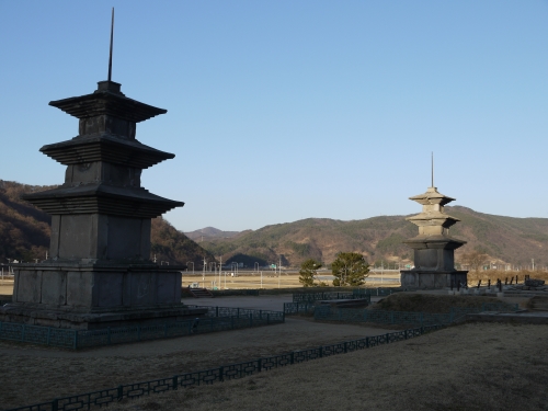 감은사지 동탑(왼쪽)과 서탑
