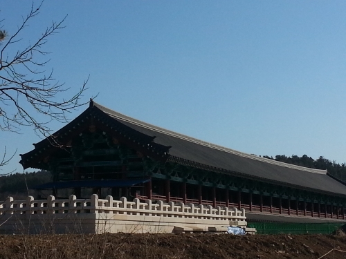 올 여름 완공을 앞두고 있는 경주 월정교 복원공사 모습