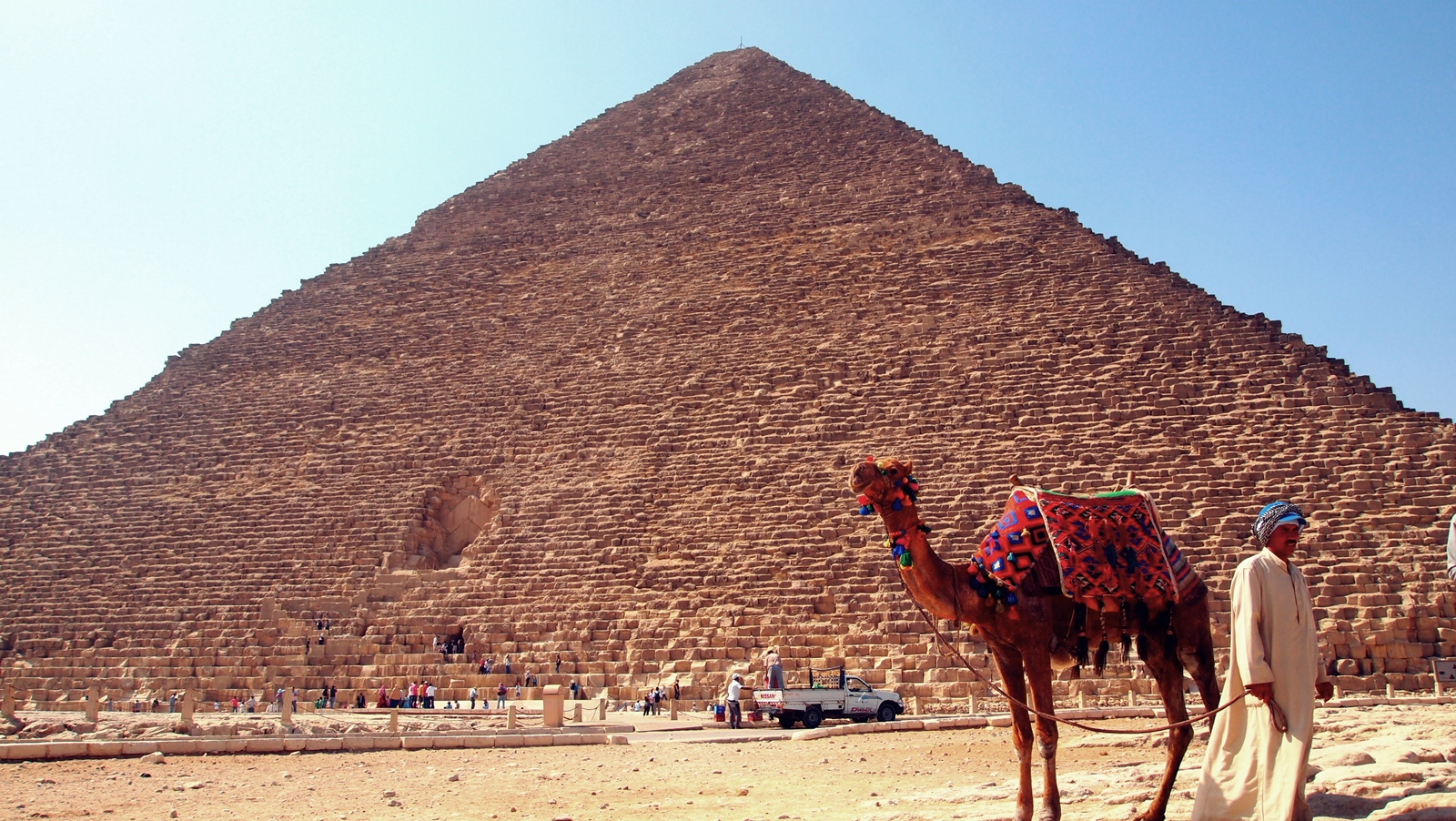 먼 거리에서도 카메라로 담기가 힘들 정도로 거대한 피라미드의 모습