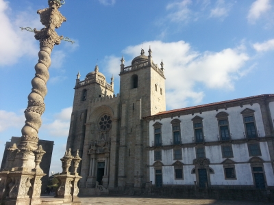 포르투 대성당의 전경과 죄인과 노예를 묶어 놓고 매질하는 용도로 사용했던 성당 앞 광장의 페로우리뇨(Pelourinho)