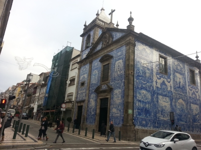 포르투 볼량시장 인근의 알마스 예배당(Capela das Almas de Santa Catarina). 산타 카타리나 성당으로도 불리며 대형 벽면의 아줄레주가 인상적이다. 