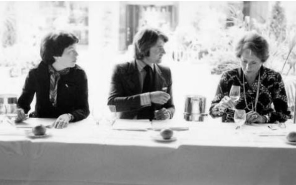 1976년‘파리의 심판’행사 당시 모습. 파트리샤 갤러거(왼쪽부터), 스퍼리어, 와인전문지‘레뷔 뒤 뱅 드 프랑스’편집인 오데트 칸.