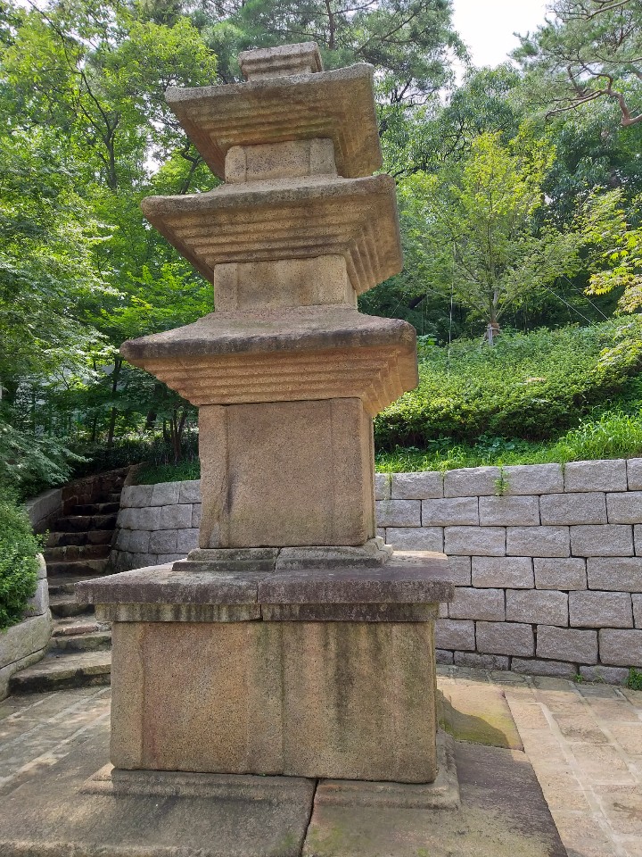 석파정 초입 너럭바위에 앉은 통일신라시대 삼층석탑