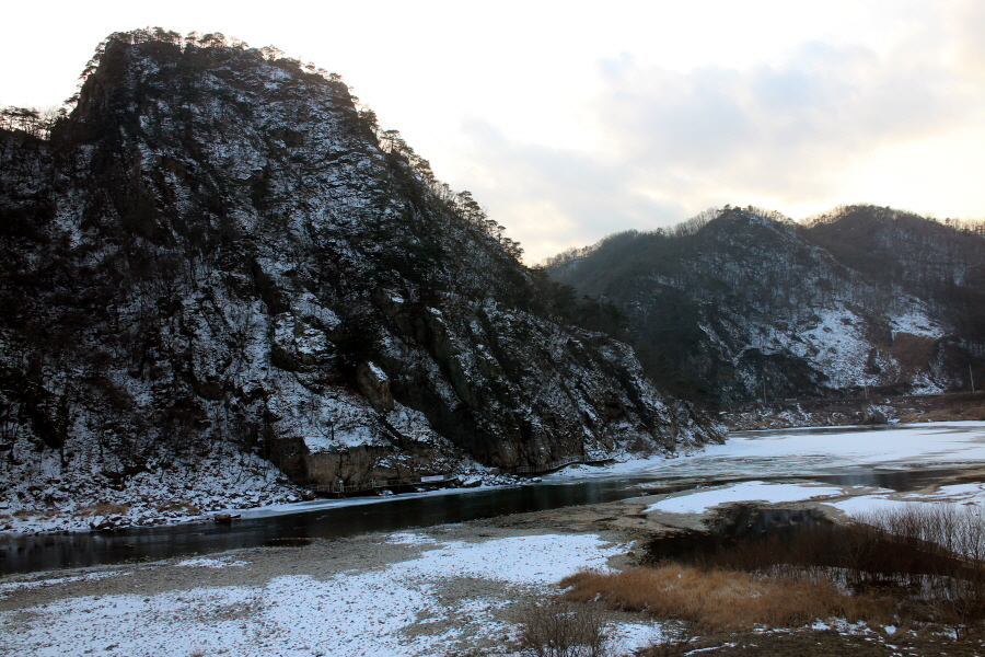 팔봉산 아래로 흐르는 겨울 홍천강