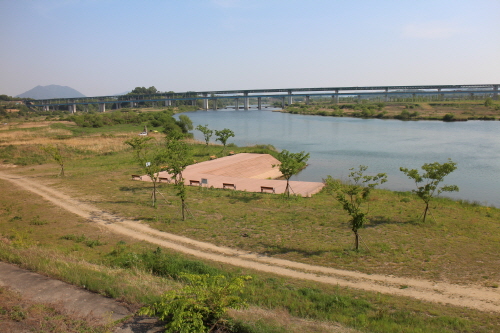 충북 충주의 강원도 원주를 바라보던 남한강 상류의 물산 집산지였던 목계장터