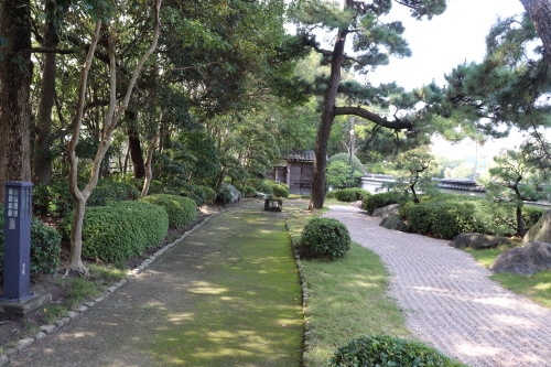 오호리공원 일본정원 내 최상의 인공미를 자랑하는 가레산스이정원