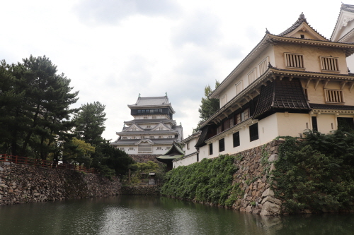 고쿠라성(왼쪽)과 인근 야사카 신사가 해자(방어용 연못)에 둘러싸여 있다.