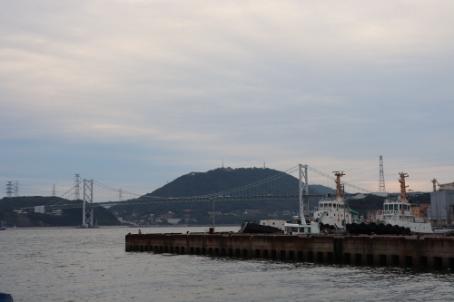 후쿠오카현 기타규슈시 미지코항 바다 너머 다리 건너로 통한의 야마구치현 시모노세키(왼쪽)가 보인다.