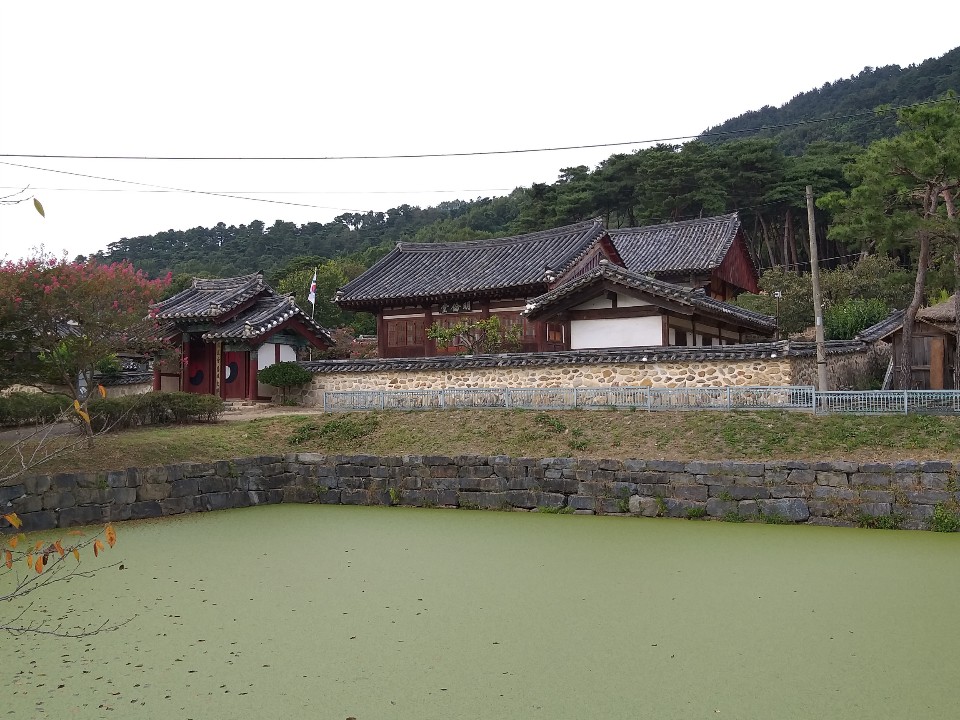 노성향교와 명재고택(사진에선 보이지 않음) 앞의 연못