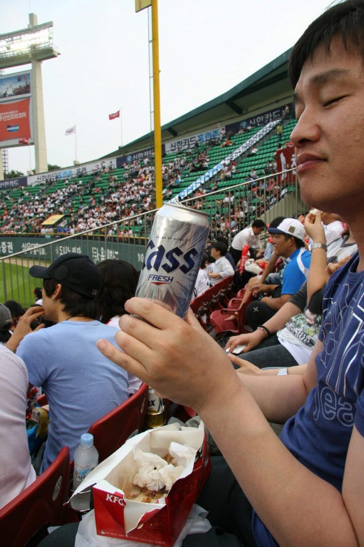 야구장관중맥주마시기.JPG