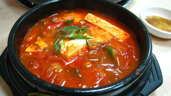 김치찌개의 기원은 정확하지 않지만 임진왜란 이후 고춧가루가 국내에 들어서면서부터 만들어진 것으로 추측된다.