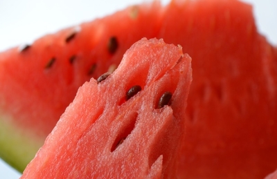 수박은 성질이 차고 칼륨 함량이 높아 이뇨작용을 활발히 하도록 도와준다. 체질이 관계없이 물을 자주 마시지 않는 사람도 과다복용을 피해야 한다.