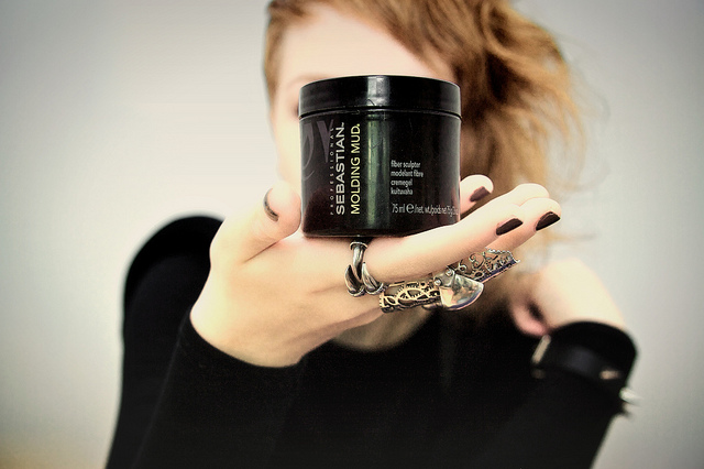 스킨-로션-에센스-크림으로 마무리되는 기초화장품 루틴은 화장품 업체의 마케팅의 산물로, 결국 점성과 농도가 다른 모이스처라이저에 불과하다.