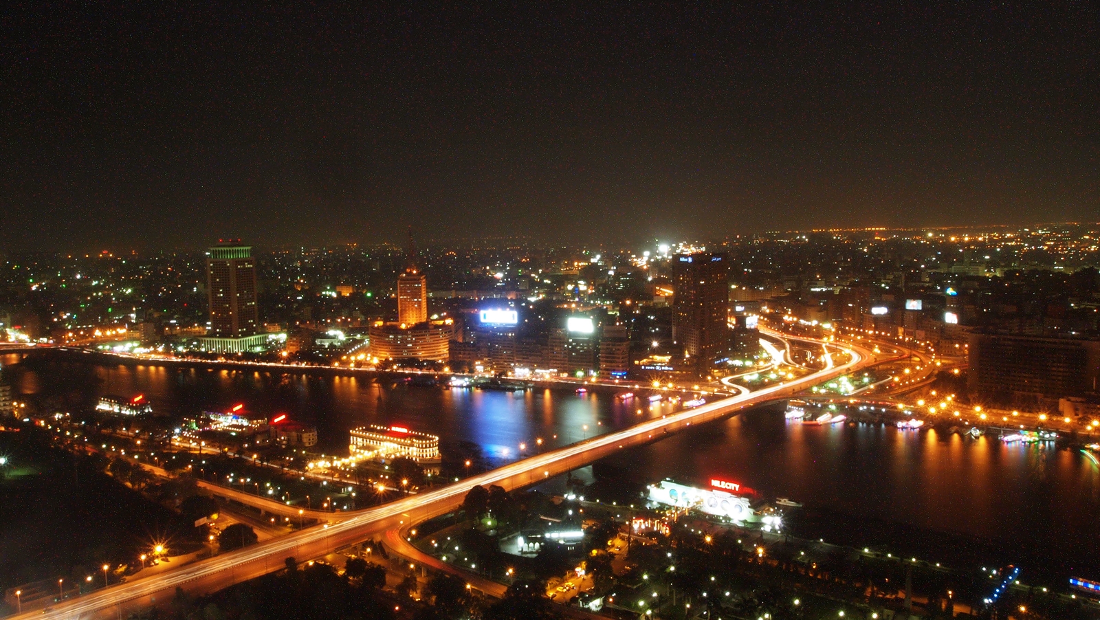 카이로 타워에서 바라본 나일강 야경의 모습은 낮과 사뭇 다르다.