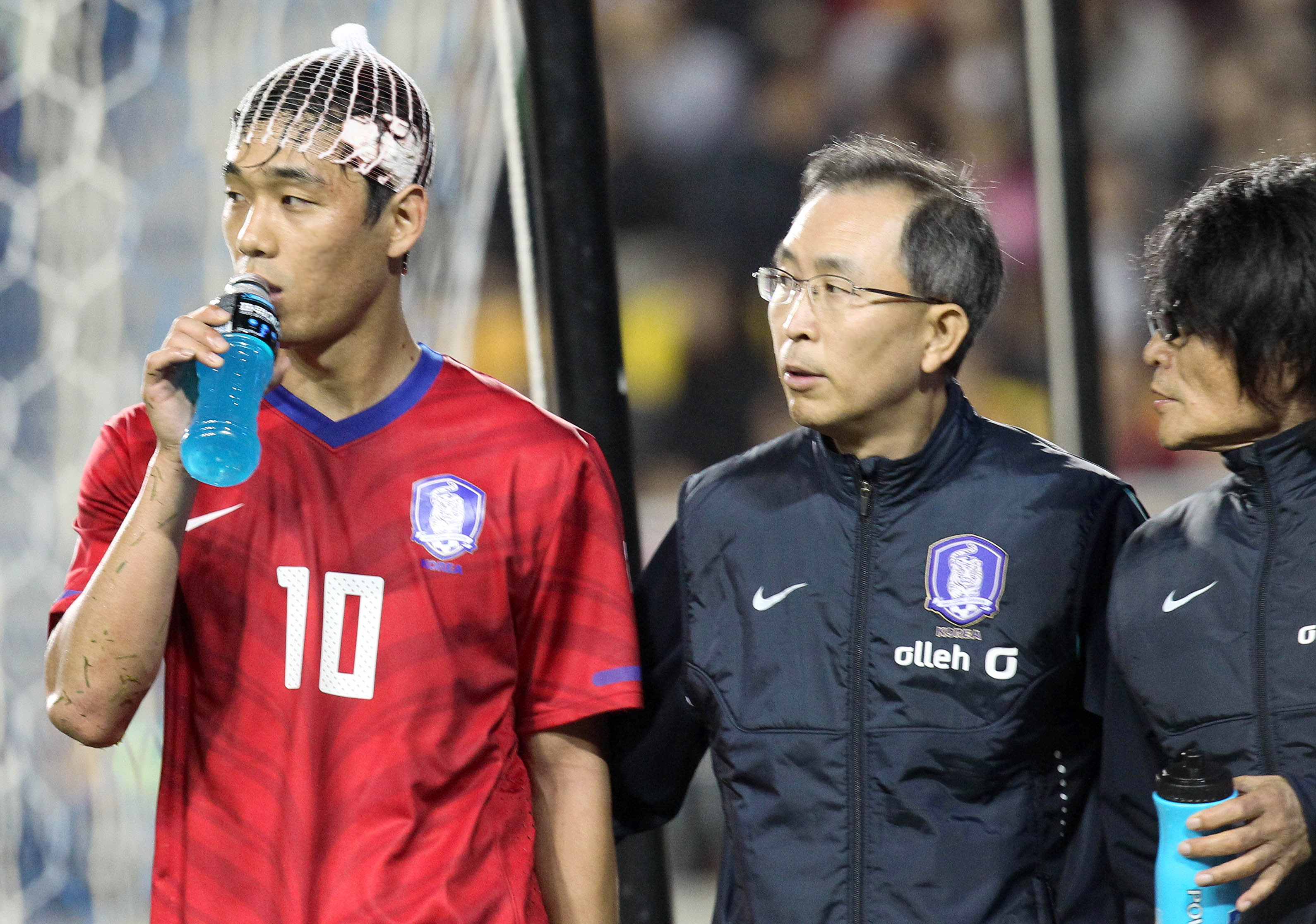 나영무 솔병원 원장(가운데)이 부상을 입은 박주영 축구 국가대표(왼쪽)를 치료하고 컨디션을 점검하고 있다.