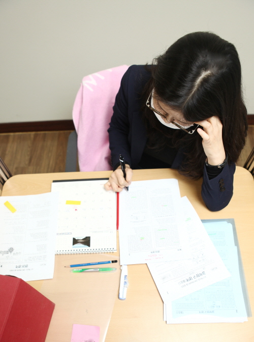 수능시험 직전까지 바짝 공부하겠다는 생각에 수면시간을 줄이고 에너지음료나 커피 등을 과잉 섭취하면 가슴이 두근거리거나 짜증이 심해져 집중력이 저하될 수 있다.