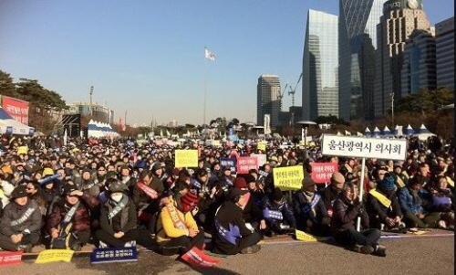 대한의사협회 산하 국민건강수호비상대책위원회 소속 의사들이 지난 10일 서울 중구 서울시청 앞에서 문재인케어 전면 철폐를 외치며 총궐기대회를 갖고 있다.