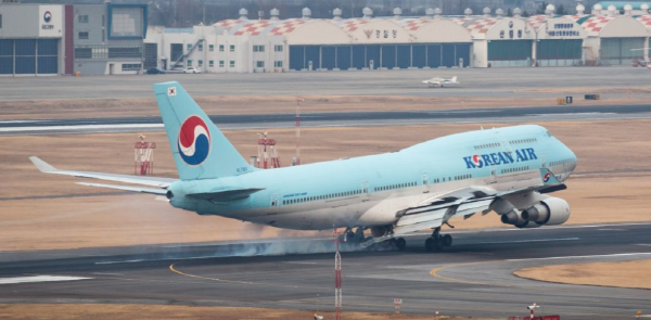 지난달 31일 신종 코로나 바이러스가 발생한 중국 우한 지역에 체류하던 교민 367명이 탄 대한항공 1차 전세기가 서울 김포국제공항에 착륙하고 있다.