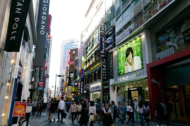 지난 8일 서울시 구로구 콜센터에서 발생한 신종 코로나 집단감염을 계기로 수도권에서도 대구와 같은 대규모 지역감염에 대비해 사전 준비를 철저히 해야 한다는 지적이 나오고 있다. 