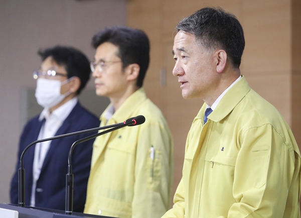 박능후 보건복지부 장관이 26일 정부서울청사에서 긴급 브리핑을 열어 의료계 집단휴진과 관련한 정부의 대응방침을 밝히고 있다.