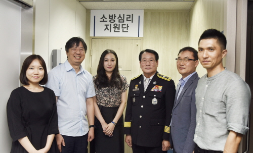 이준영 보라매병원 정신건강의학과 교수 겸 서울소방심리지원단장(왼쪽 두 번째부터), 김연진 정신건강의학과 교수(부단장), 박근종 서울소방재난본부 안전지원과장이 16일 서울소방심리지원단 사무실에서 ‘찾아가는 상담실 용역사업 업무협약’을 체결한 뒤 단체사진을 찍고 있다.