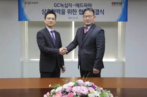 허은철 GC녹십자 사장(왼쪽)과 이용택 애드파마 대표가 13일 경기도 용인 GC녹십자 본사에서 합성의약품 연구개발 상호협력을 위한 업무협약을 체결하고 있다.