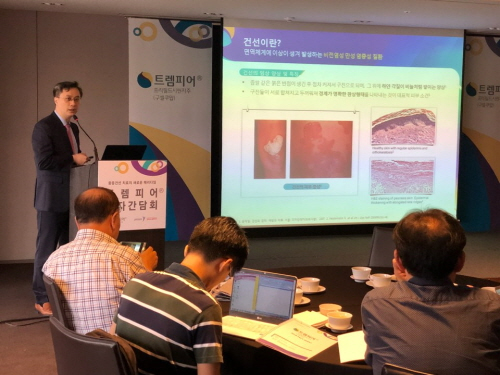 지난 5일 서울 소공동 소재 더플라자호텔에서 개최된 중증 성인 판상 건선 치료제 ‘트렘피어(Tremfya)’ 출시 기자간담회에서 윤상웅 분당서울대병원 피부과 교수가 발제하고 있다.