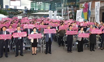 지난 7월 20일 서울역 광장에서 열린 ‘산부인과의사 구속 규탄 궐기대회’에서 참석한 직선제산부인과의사회 주축 의사들이 의료사고 혐의로 구속된 안동의 산부인과 의사를 석방하라고 외치고 있다. 