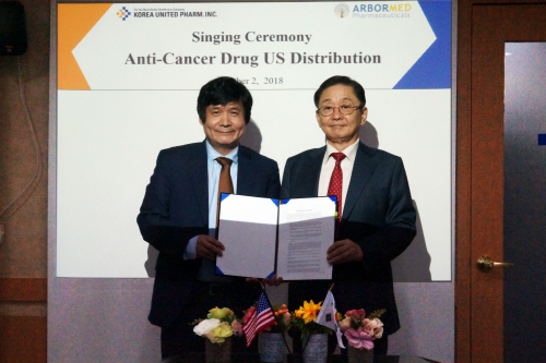 한국유나이티드제약 강덕영 대표(오른쪽)와 미국 제약사 아보메드(ArborMed Pharmaceuticals)의 박교진 최고사업책임자가 지난 2일 유나이티드제약 본사에서 항암제 2종의 미국 허가 및 판매를 위한 계약을 체결하고 있다.