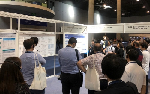 대웅제약이 지난 16~20일 스페인 바르셀로나에서 개최된 2019 유럽 당뇨병학회(EASD)에서 SGLT-2억제 당뇨병 치료 신약후보물질 ‘DWP16001’에 대한 임상 1상 결과를 포스터로 발표하고 있다. 