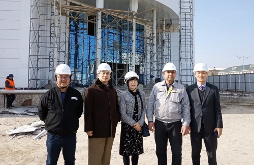 이수찬 힘찬병원 대표원장(왼쪽 두번째)과 박혜영 이사장(세번째) 등 병원 관계자들이 오는 6월 개원 예정인 우즈베키스탄 부하라 힘찬병원 공사현장을 둘러보고 있다.