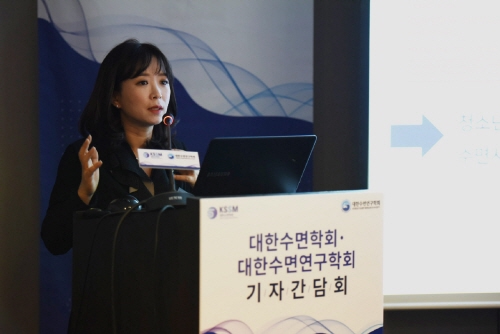 김혜윤 가톨릭관동의대 국제성모병원 신경과 교수가 청소년기 수면장애질환의 위험성에 대해 설명하고 있다.