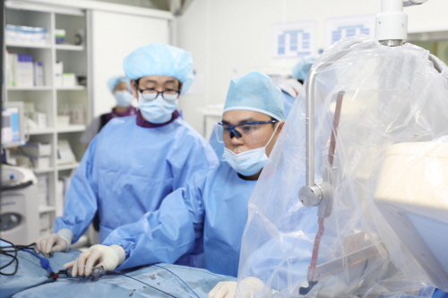 김대혁(왼쪽)·백용수 인하대병원 심장내과 교수팀이 심방세동 환자에 대한 냉각도자절제술을 집도하고 있다.