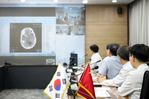 인하대병원 의료진이 화상을 통해 중국 임기병원에 입원한 38세 여성 뇌종양 환자의 사례를 현지 의료진과 다학제 방식으로 논의하고 있다.