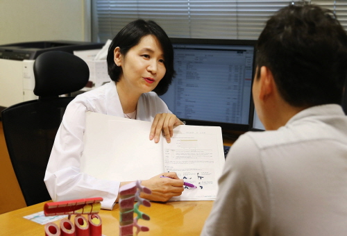 김홍규 서울아산병원 내분비내과 교수가 당뇨병 환자를 진료하고 있다.