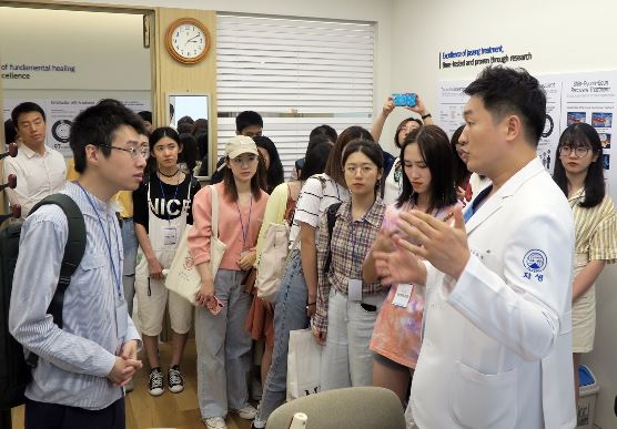 중국 절강중의약대 학생들이 자생한방병원 진료실을 둘러보고 있다.