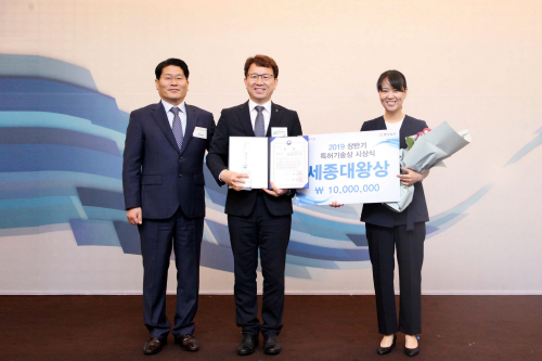 호필수 C&C신약연구소 대표이사(가운데)가 26일 서울시 역삼동 삼정호텔에서 열린 ‘2019 상반기 특허기술상 시상식’에서 최고상인 ‘세종대왕상’을 수상하고 있다.