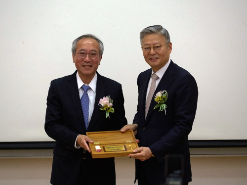 김연수 제18대 서울대병원장(오른쪽)이 12일 오후 원내 임상 제1강의실에서 열린 이·취임식에서 서창석 전 병원장에게 감사패를 전달하고 있다.