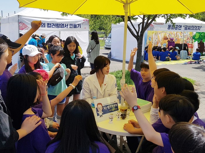 기유미 자생한방병원 원장이 ‘반포본동 북 축제’에 한의사 ‘사람책’으로 참여해 어린이들과 소통하고 있다.