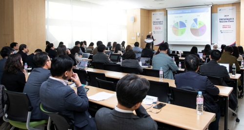 한국화이자제약이 5일 서울 종로구 센터포인트 광화문에서 개최한 ‘2019 프리베나13 백신클래스’에서 마크 반 데 린덴 독일 아헨대학병원 박사가 발제하고 있다.