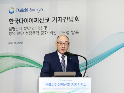 김대중 한국다이이찌산쿄 사장이 24일 서울 중구 웨스틴조선호텔에서 열린 ‘심혈관계 분야 리더십 및 항암 분야 성장동력 강화’ 기자간담회에서 주제발표를 하고 있다.