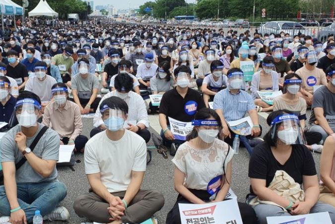 최혜영 더불어민주당 의원이 “지난 8월 의사 파업 당시 약물을 마신 40대 남성이 병원에서 처치받지 못해 사망했다”며 지난 13일 파업을 위한 ‘의사의 단체행동 금지’를 골자를 하는 의료법 개정안을 발의해 의사들을 자극하고 있다. 