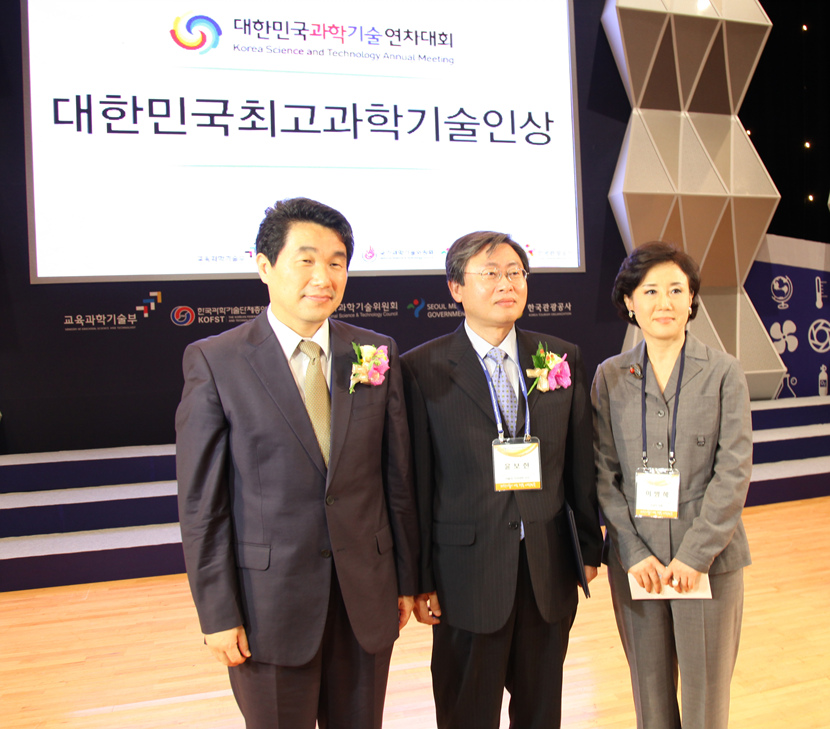 사진1.2012년_대한민국_최고과학기술인상_수~.jpg